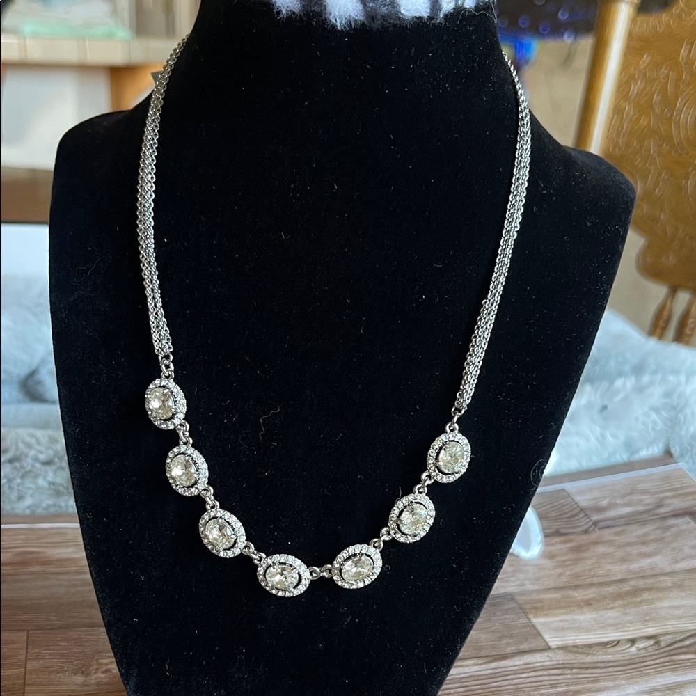 Chic Silver Necklace with Crystal Details - Picture 4 of 6